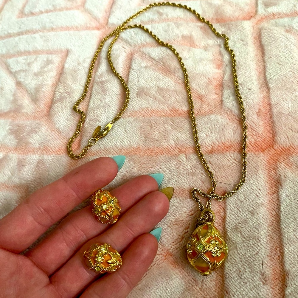 Joan rivers necklace & earring set
